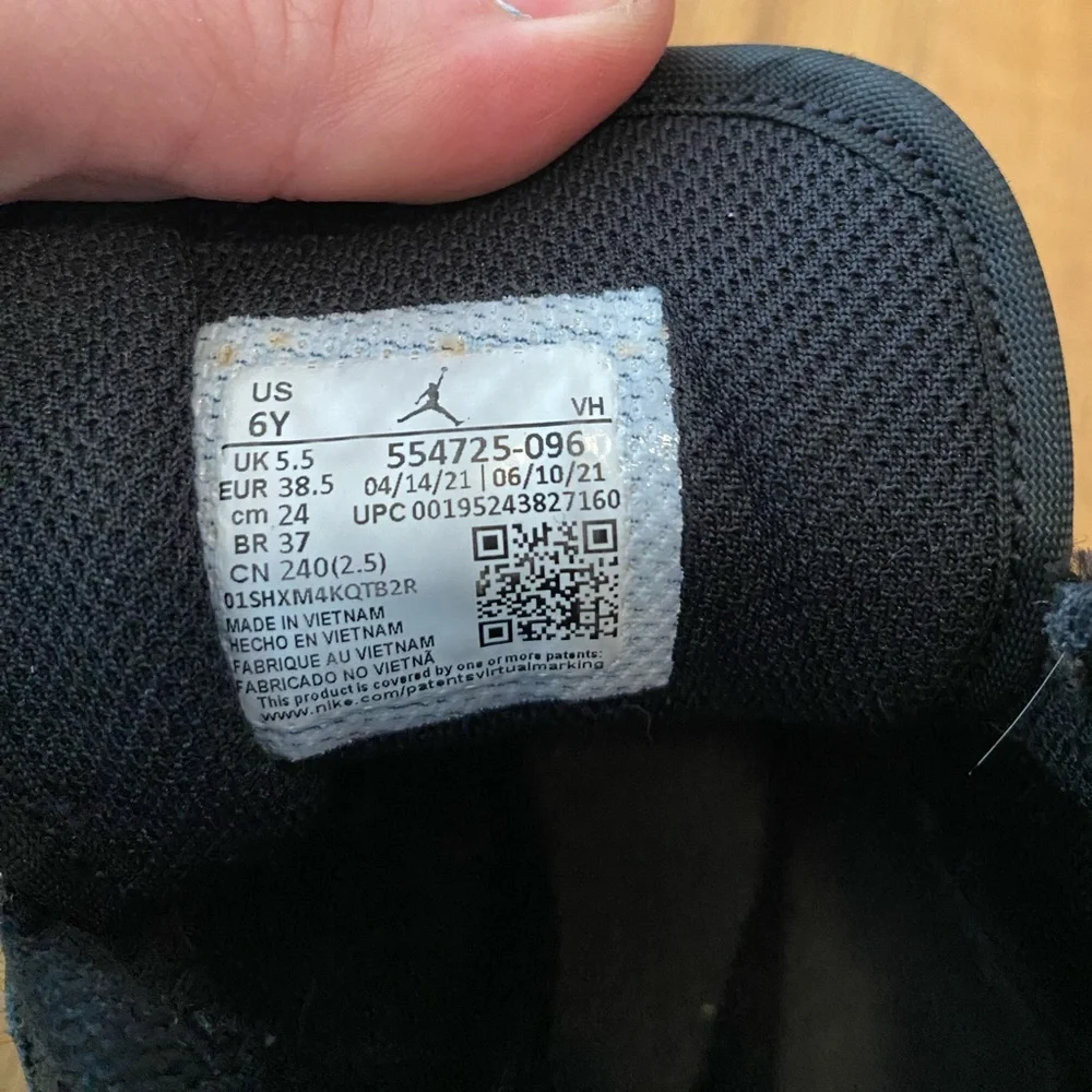 Air Jordan Black and Gray Sneakers Youth - Picture 5 of 6